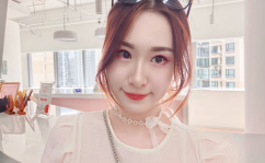 爱对镜自拍的小姐姐,爱自拍的时尚小姐姐风采