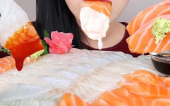 韩国小姐姐吃三文鱼籽,三文鱼籽的诱惑之旅