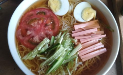 小姐姐吃冷面冰块图片,小姐姐挑战冷面冰块，美味与清凉的完美融合