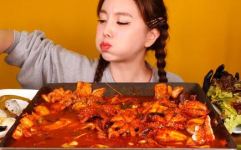 小姐姐吃鸡腿和炸酱花,小姐姐与鸡腿、炸酱花的美食邂逅